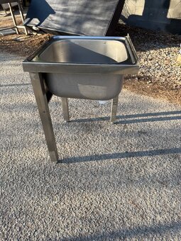 Nerezový dřez / výlevka na nohách - 2