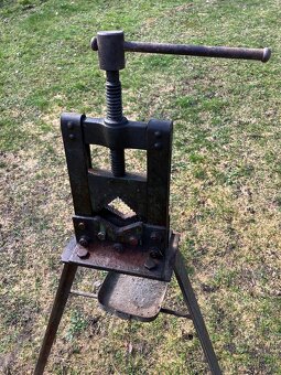 Svěrák na trubky - 2