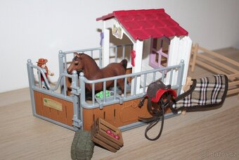 Malá stáj s jezdkyní a příslušenstvím Schleich - 2