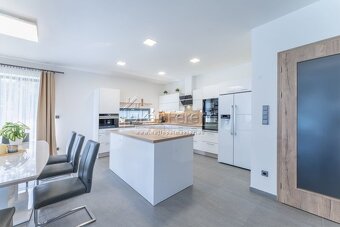 Prodej, rodinný dům, dispozice 4+kk/Garáž, terasa, bazén, po - 2
