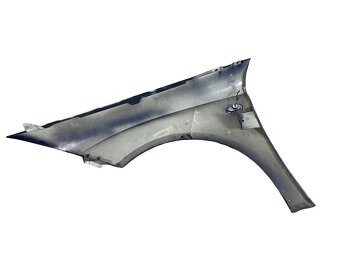 Pravý blatník černá metalíza LC9Z Seat Leon 1P r.v. 2007 - 2