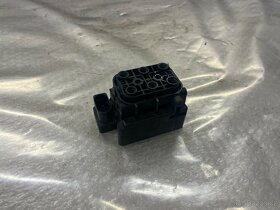 ROZDĚLOVACÍ KOSTKA VZDUCHU MERCEDES W164 A2513200058 - 2