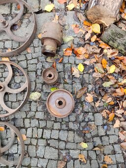 Stará, litinová, hnací kola a řemenice - 2