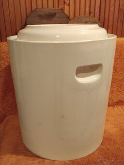 Nabízím velký hrnec na zelí s poklopem starý bílý - 2