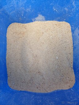 Šrotovaná kukuřice, chleba,skořápky. - 2