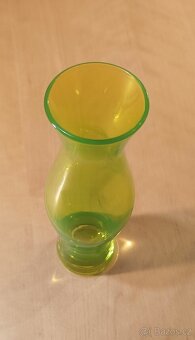 Historická starožitná váza z uranové ho skloa - 2