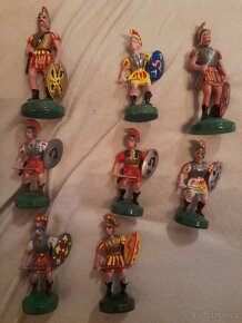 cínoví vojáčci a další figurky - 2