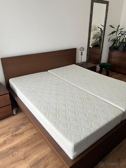 POSTEL VČ. NOČNÍCH STOLKŮ A ÚLOŽNÝCH ŠUPLAT. - 2
