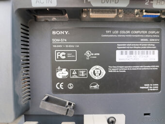 2x SONY MONITOR LCD - CENA ZA OBA 100KČ OSOBNĚ - 2