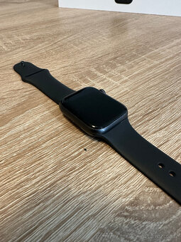 Apple Watch Series 5 44mm – černé, krabice + nový řemínek - 2