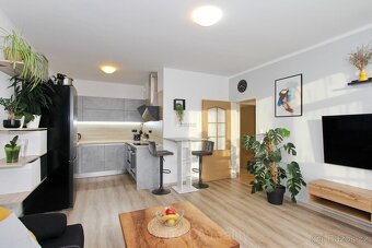 Pronájem bytu 2+kk s balkonem a parkovacím stáním Praha 9 Vy - 2