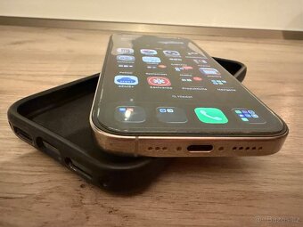 Prodám iPhone 16 pro 256 GB + Quadlock pouzdro - 2