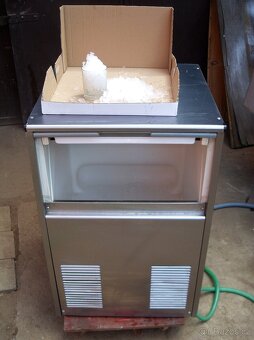 Výrobník ledu. Výrobník ledové tříště - drtě = drinky. - 2