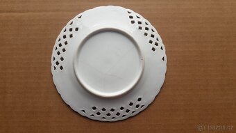 Starý porcelánový mělký talíř, prolamované - 2