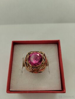 Zlatý prsten s růžovým kamenem - 2