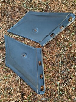 Golf Mk2 - B, C Sloupky černé. Parapety černé s kobercem - 2