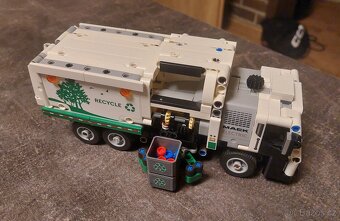 LEGO Technic 42167 Popelářský vůz Mack - 2