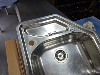 rohový nerez dřez s baterií - 2