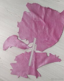 6. zbytky kůže-perleť.růžová - 2