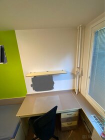 Postel, stůl, židle, police, šuplíky - 2