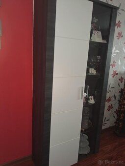 Vysoká skříň s osvětlením - 2