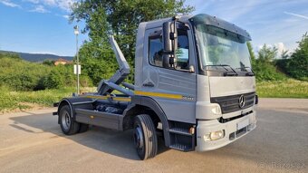 Mercedes Atego 1218 hákový nosič kontejnerů - 2