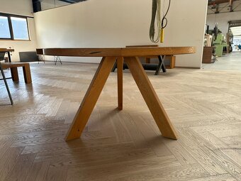Kulatý dubový stůl o průměru 125 cm - 2