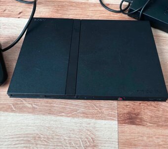 Prodám PlayStation 2 + 2 hry - 2