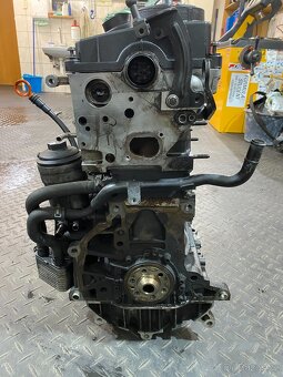 Motor BKD 2.0 TDI 103kW - blok, sání, EGR - 2
