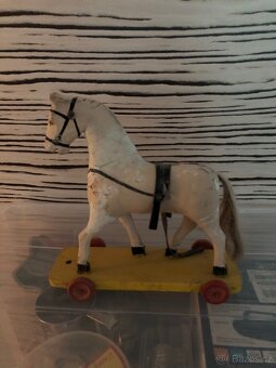 Dřevěný starožitný koník na kolečkách - 2