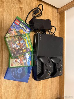 Xbox One + 2 ovladače + 4 hry - 2