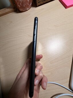 iPhone 8 64GB + originál příslušenství - 2