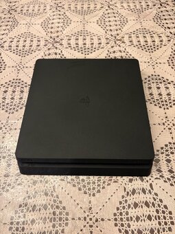 🎮 PS4 Slim 500GB + ovládač + Uncharted 4 - 2