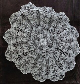 Ručně háčkované ubrusy v bílé a krémové barvě - 2