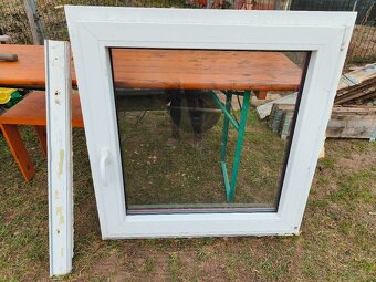 Červené plastové okno - 967x994mm (šxv) - 2