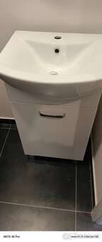 Koupelnová skříňka s umyvadlem - 2