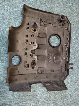 Kryt motoru 2.0tdi volkswagen - 2