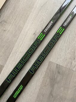 2x hůl CCM Trigger 5 85flex P29 levá ZÁRUKA - 2