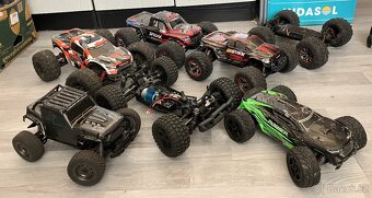 RC auta 30 kusů, karoserie, baterky, náhradní díly, ovladače - 2