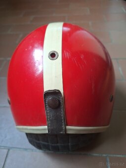 Helma na motorku z 60. let, červená kokoska - 2