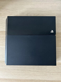 PS4 500GB, originální ovladač, kabely - 2