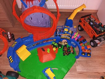 Hot Wheels Monster Trucks Tory Sopka Arena Garáž T-Rex XXL - 2