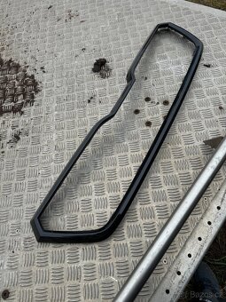 Škoda Kamiq přední rámeček masky černý - 2