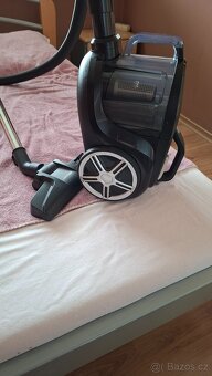 Vysavač bezsáčkový - 2