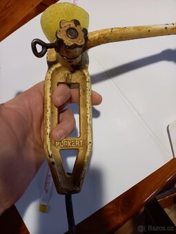 starý retro mlýnek na mák - 2