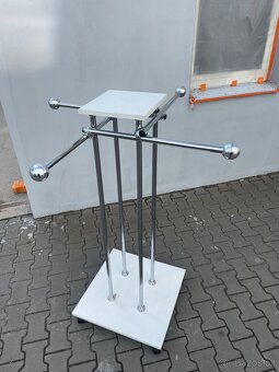 Vybavení prodejny - stojan na oblečení - 2
