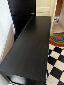 Hemnes IKEA police cernohneda - 2