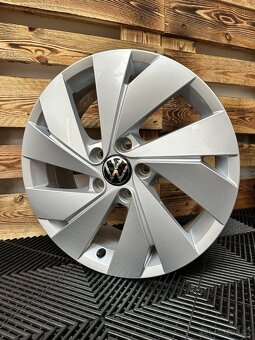 Volkswagen Golf VIII - originální ALU disky 5x112 R17 - 2