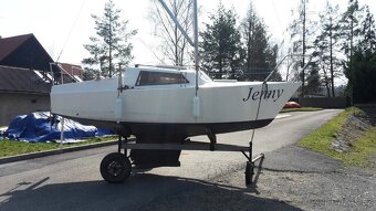KAJUTOVÁ JACHTA / PLACHETNICE JENNY délky 5 m - 2