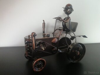 Kovový stojan na víno ve tvaru traktoru s řidičem - 2